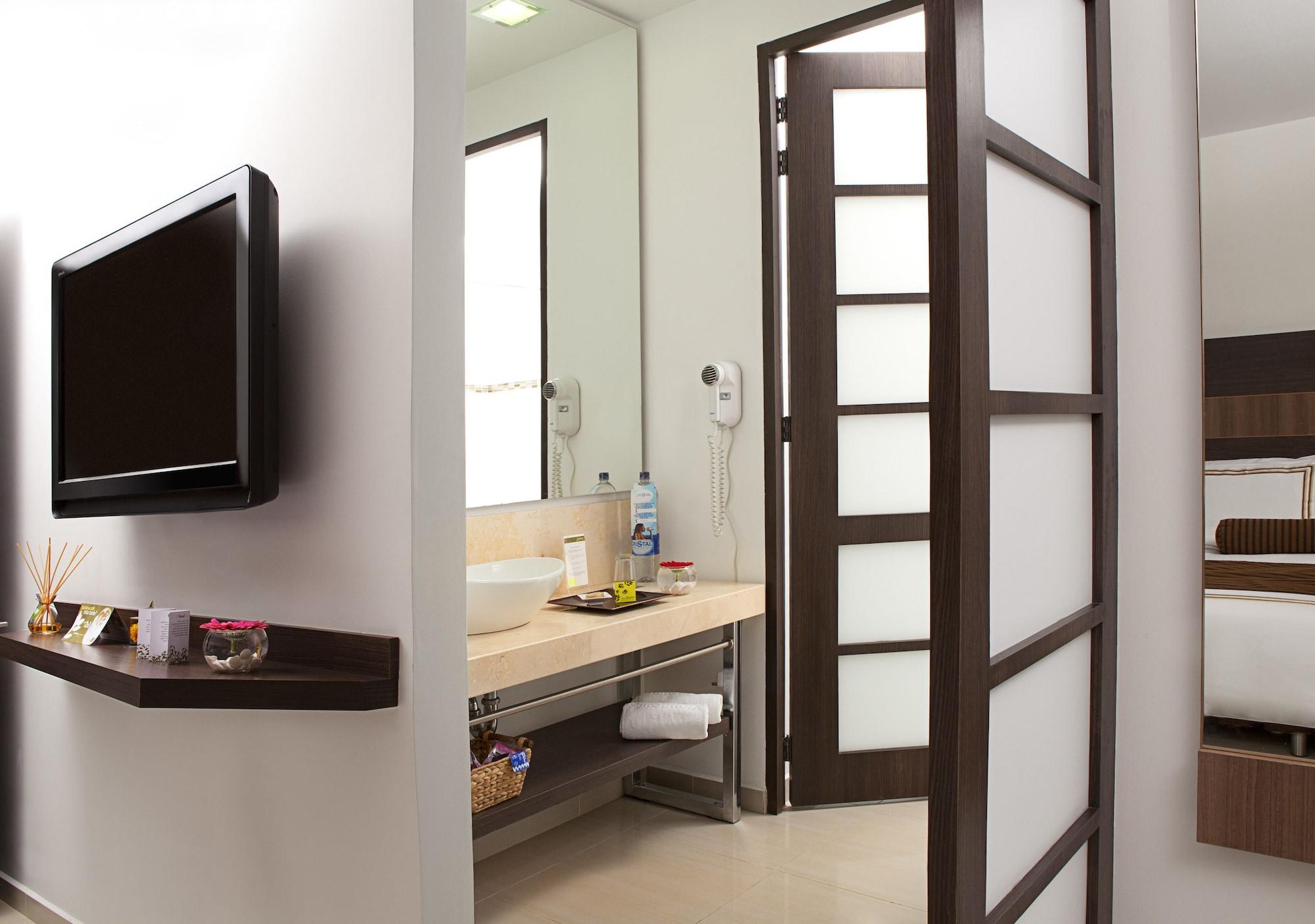 San Simon Hotel Pereira By Soratama Exterior photo A bathroom with a flat screen television